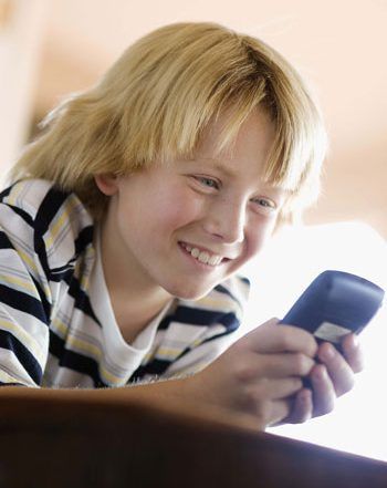 Monitoriza el celular de tu niño si se lo lleva a la escuela